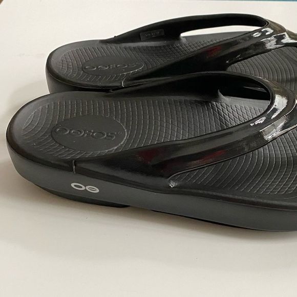 Oofos OOlala Thong Sandal, Black - Picture 2 of 6